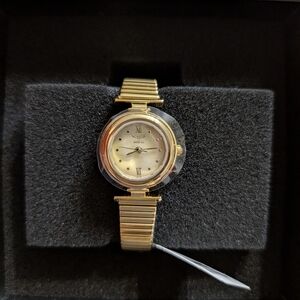 Invicta Women's Gold Tone Analog Wristwatch Roman Numerals New with Original Box